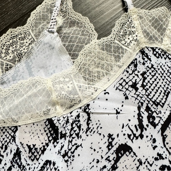 Lace v-neck top. - Picture 10 of 10